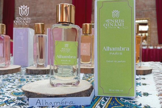 Parfumi Alhambra 50 Ml nga Parfumisti Enris Qinami, inspiruar nga pallati i Alhambres ne Grenade te Spanjes, Parfum Aldehide, parfum me arome Tonka, parfum me arome Kedri, Bajame, Druri i Sandalit te Bardhe