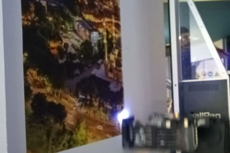Si realizohet një mural profesional direkt në mur pa pikturë manuale?