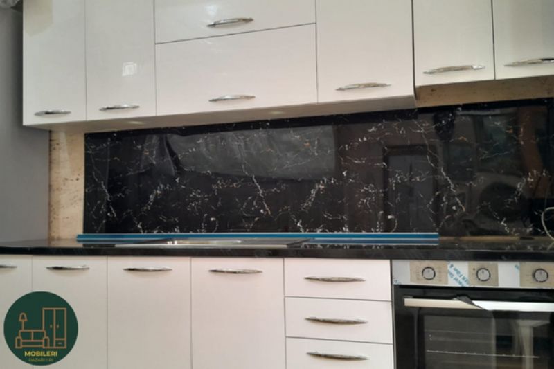 Kuzhine moderne per shtepi tirane, kuzhine familjare me stil bashkekohor, mobilje kuzhine me dizajn elegant, kuzhine me instalim profesional, arredim ambienti gatimi, kuzhine e gatshme per perdorim, mobilje kuzhine me garanci