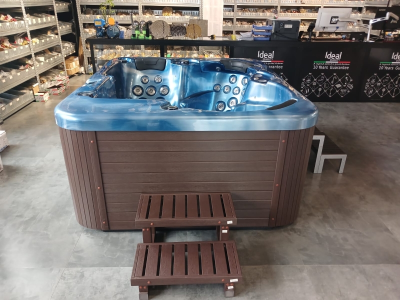 Jacuzzi spa, Jacuzzi spa per ambient te jashtem, Jacuzzi me ekran dixhital, Jacuzzi me lidhje Bluetooth, Jacuzzi me kaldaje,  Jacuzzi per tre persona, Jacuzzi me mbulese mbrojtese, Jacuzzi me sistem ngrohjeje , Jacuzzi me dizajn modern
