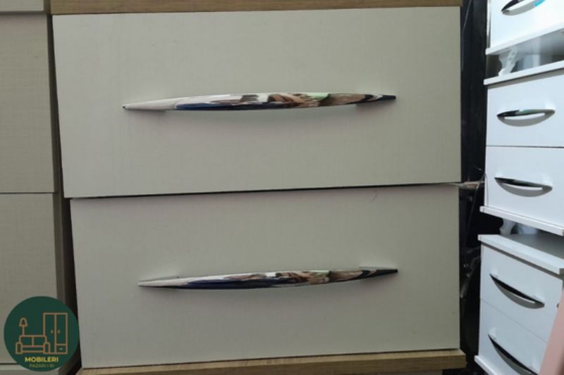 Komo anesore per sallon, tavoline e vogel dekorative, mobilje ndihmese per apartament,komodine per ambient modern, mobilje e vogel per hyrje shtepie, komo me siperfaqe katrore, mobilje funksionale per cdo dhome, tavoline e vogel druri