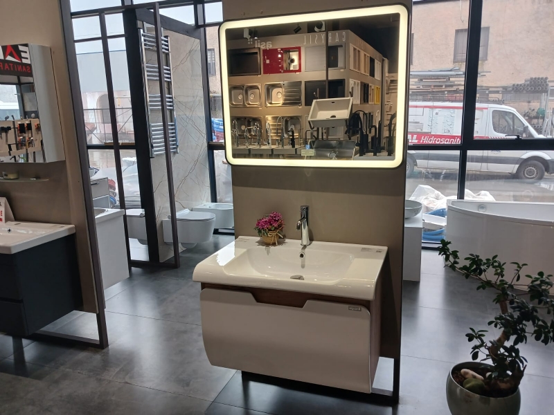 Mobilje tualeti Tales me dizajn elegant, Mobilje tualeti MDF i plastifikuar kundra ujit, Mobilje tualeti me   lavaman porcelain, Mobilje tualeti me mishelator Italian, Mobilje tualeti me pasqyre LED, Mobilje tualeti me kornize te zeze