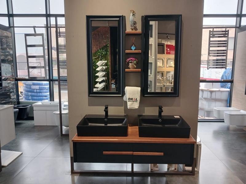 Mobilje tualeti Albero, Mobilje tualeti Albero, Mobilje banjo me dizajn elegante, Mobilje tualeti dru masiv dhe metal,   Mobilje banjo me dy lavamanë, Lavaman porcelani i zi për banjo, Mishëllator lavamani black me Bronx, Mobilje banjo me pasqyra