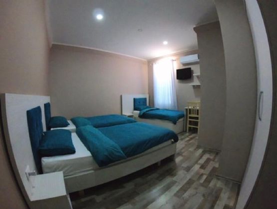 Dhomë hosteli me 3 krevate teke ne Shkoder.