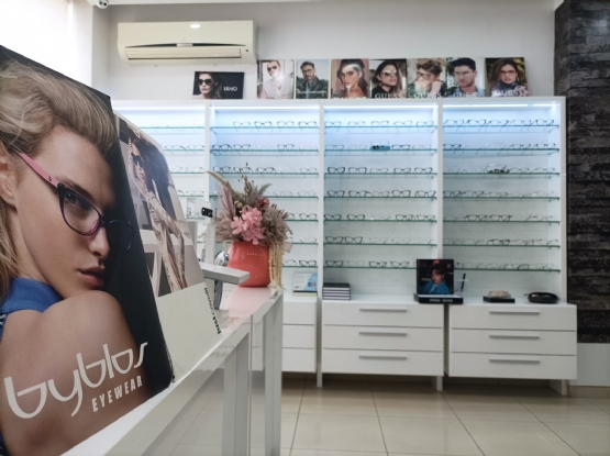 Dyqan Optike CHIC OPTIKA pjese e klinikes Qendra Shqiptare e Syve.