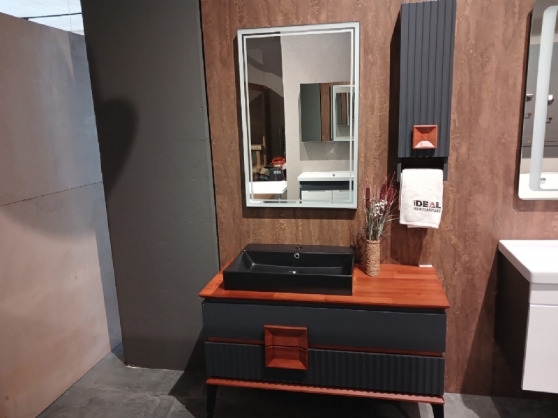 Mobilje tualeti Cavalli me dizajn elegant, Mobilje banjoje me dru masiv dhe kembe metalike, Mobilje tualeti MDF kundra ujit,  Pasqyre LED per mobilje tualeti luksoze, Mobilje banjo moderne me dollap shumëfunksional, Mobilje tualeti premium me ndriçim LED