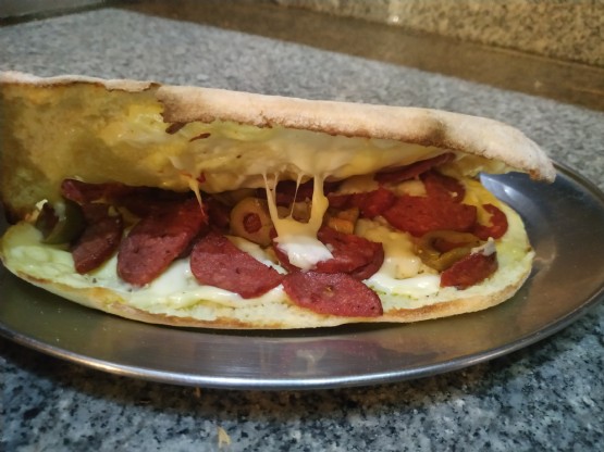 Sanduiç me Sallam Pikant me brumë pice nga Pizza King Hallall